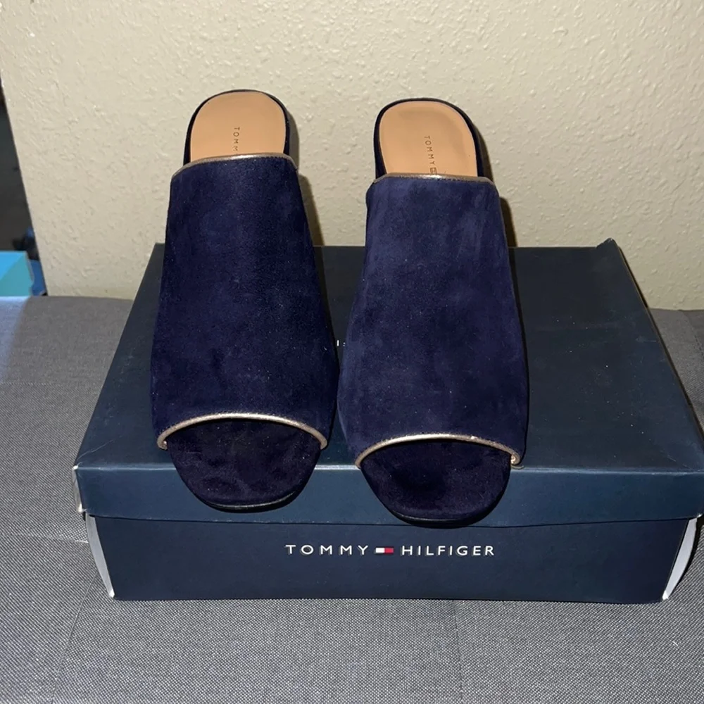 Tommy Hilfiger slides EUC - Picture 1 of 4